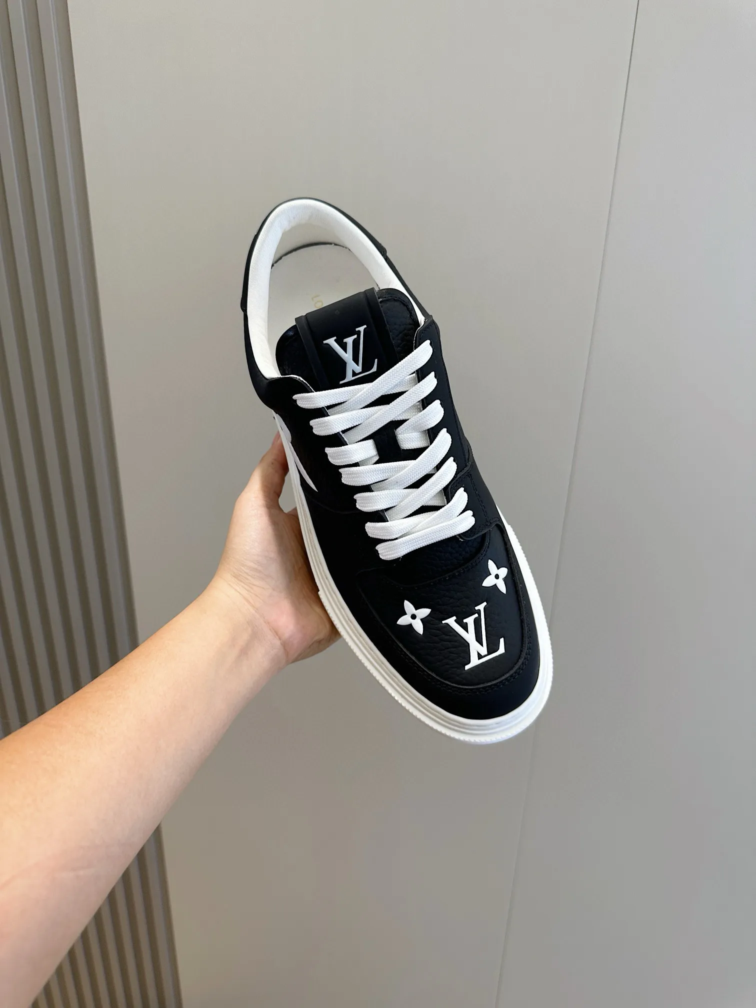 Factory price: 438💰LV full cowhide color-printed men's sneakers. This Ollie lace-up sneaker is made of floral embossed fabric, continuing the inspiration of the season's ready-to-wear collection. The laces are used to set off the gorgeous design, monogram flowers are embellished with transparent rubber outsole, and the brand logo is written on the back. Cowhide upper, cowhide lining, TPU outsole Size: 39-44 (customized at 38.45)
